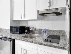 
A kitchen or kitchenette at R Hotel Kingston
