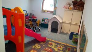 ein Kinderzimmer mit einem Spielzimmer mit einem Spielset in der Unterkunft Appartements Daisy in Serfaus