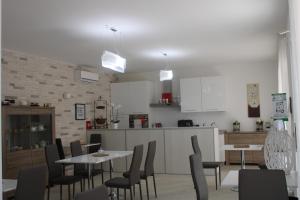 uma cozinha e sala de jantar com mesa e cadeiras em Borgo Sole Luna em Fornelli