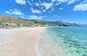 卡什泰拉Two apartments near the sea的清澈的海水和山脉背景的海滩