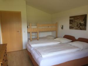 ヴェステンドルフにあるLandhaus Ambienteの二段ベッド1組が備わるドミトリールームのベッド2台分です。