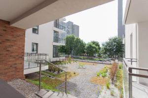 - une vue depuis le balcon d'un immeuble avec jardin dans l'établissement GDAŃSK, Długie Ogrody 18 - Rooftop Terrace, parking, à Gdańsk