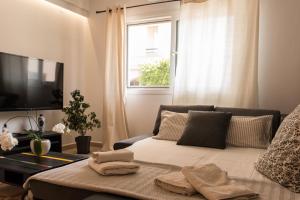 un soggiorno con letto e finestra di Mint Apartment Zakynthos Town Center a Città di Zante