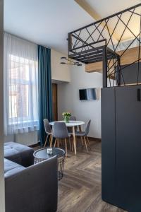 ein Wohnzimmer mit einem Sofa und einem Tisch in der Unterkunft River house apartments in Kaunas
