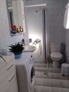A bathroom at Kleanthi's House