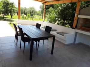 una mesa negra y sillas en un patio en Annashousethassos en Skala Rachoniou