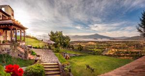 ein Haus auf einem Hügel mit Aussicht in der Unterkunft Eco Hotel Ixhi in Pátzcuaro