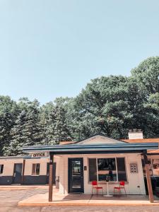 a building with two red chairs in front of it at Starlite Resort in Saugatuck