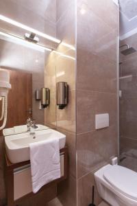 La salle de bains est pourvue d'un lavabo et d'une douche. dans l'établissement Villa Dunaj, à Dunajská Streda