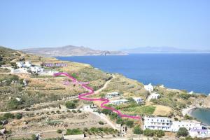 una vista aérea de un pueblo en una colina junto al océano en Villa Athina, en Ambrami