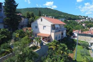 Casa blanca con techo rojo en Apartment AlMare en Opatija