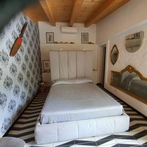 貝韋里諾的住宿－Orchidea，卧室配有一张白色大床