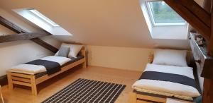 2 camas num quarto no sótão com clarabóias em Stylové podkrovní apartmány Ostrava em Ostrava