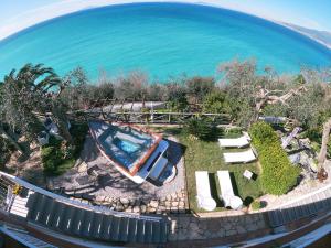 una vista aérea de la piscina y del océano en La Palombara B&B en Vico Equense