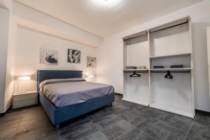 1 dormitorio con 1 cama azul en una habitación en Mondello - Addaura -Le Dimore dello Zodiaco - Dimora del Toro, en Palermo