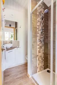 W łazience znajduje się prysznic i umywalka. w obiekcie Les minis homes du Bugey - Eco-lodge Nature ,un refuge en hyper centre w mieście Ambérieu-en-Bugey