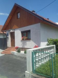 a house with a fence in front of it at Apartman Anna in Ogulin