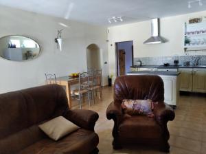 salon z kanapą i kuchnią w obiekcie Home Benitez Pizarra w mieście Pizarra