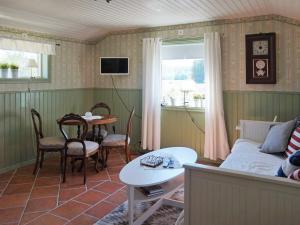 - un salon avec un canapé et une table dans l'établissement 4 person holiday home in Ucklum, à Ucklum