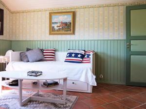 Tempat tidur dalam kamar di 4 person holiday home in Ucklum