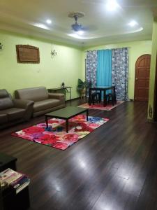 スンガイ・ブサールにあるHomestay sg besar, Taman Penggawaのギャラリーの写真