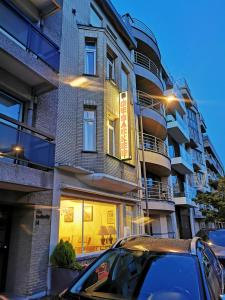 een gebouw waar een auto voor geparkeerd staat bij Hotel De Backer in Knokke-Heist