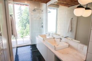 ein Badezimmer mit zwei Waschbecken und einem großen Fenster in der Unterkunft Duffin Cove Resort in Tofino