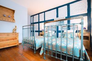 Двухъярусная кровать или двухъярусные кровати в номере Dwór Podstolice - House of Rosenthal