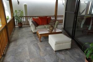 a living room with a couch and a coffee table at Cozy Cottage Posada Turistica in San Andrés