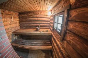 Līvāni的住宿－PIRTS NAMIŅŠ "Avotiņš"，小木屋内的小房间,配有长凳