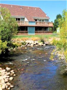 una casa con un fiume di fronte di Twin Rivers By Alderwood Colorado Management a Fraser