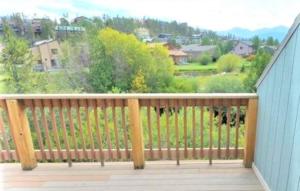 een balkon met uitzicht op een tuin bij Twin Rivers By Alderwood Colorado Management in Fraser
