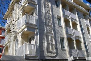 ein Gebäude mit einem Schild an der Seite in der Unterkunft Hotel Kadett in Rimini