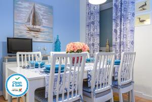 una sala da pranzo con tavolo e sedie bianchi di Terrace Matosinhos House a Matosinhos