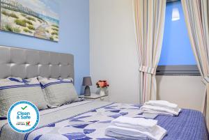 a bedroom with a bed with towels on it at Terrace Matosinhos House in Matosinhos