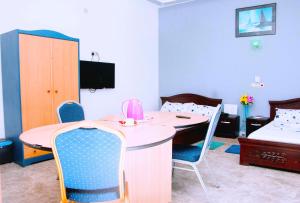 TV a/nebo společenská místnost v ubytování Nora Hotel