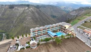 een luchtzicht op een hotel op een berg bij Hotel International Prestige in Ambato