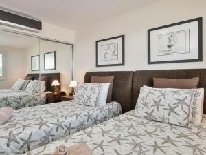 A bed or beds in a room at 516 Pacific Blue 265 Sandy Point Road with private plunge pool air conditioning and WIFI