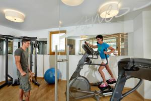 Spordikeskus ja/või sportimisvõimalused majutusasutuses Hotel Costes