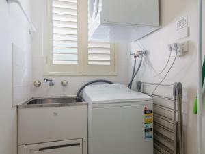 Bathroom sa Portofino, 1,7 Laman Street - First floor unit with beautiful views, air con and Wi-Fi and close to town