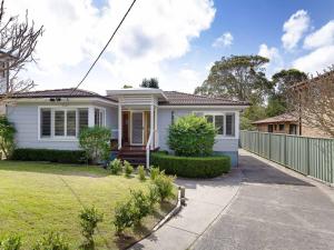 une maison blanche avec une clôture dans une cour dans l'établissement Rubys Retreat, 44 Achilles Street - pet friendly, aircon, wifi & boat parking, à Shoal Bay