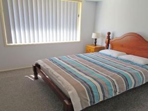 A bed or beds in a room at Salamander Way', 99a Salamander Way - fantastic duplex close to Horizons Golf Resort