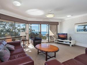 salon z kanapą i telewizorem w obiekcie Skyline, 6,12 Thurlow Avenue - Unit with stunning views, Aircon and Wi-fi w mieście Nelson Bay