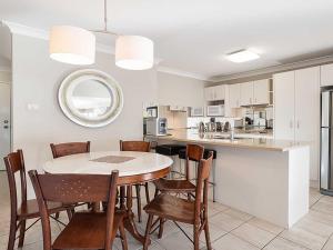 kuchnia i jadalnia ze stołem i krzesłami w obiekcie Skyline, 6,12 Thurlow Avenue - Unit with stunning views, Aircon and Wi-fi w mieście Nelson Bay