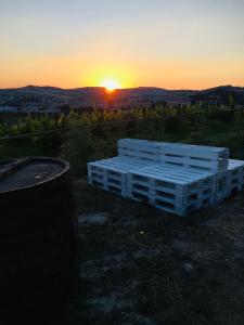 una puesta de sol con la puesta de sol en el fondo en B&B Quattro Stagioni en Gli Angeli