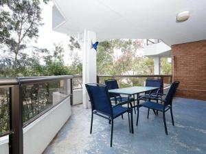 Un balcón o terraza de The Commodore, 14, 9-11 Donald Street- Unit in the heart of town with views & free wi-fi