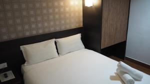 Postel nebo postele na pokoji v ubytování 906 Hotel Kota Laksamana