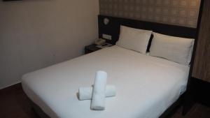 Postel nebo postele na pokoji v ubytování 906 Hotel Kota Laksamana
