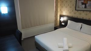 Postel nebo postele na pokoji v ubytování 906 Hotel Kota Laksamana