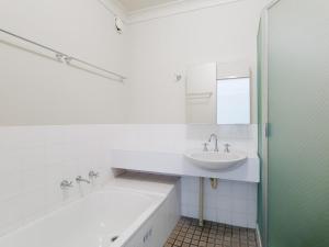 Baðherbergi á The Poplars, 6,36 Magnus Street - Unit with fabulous views and a complex pool